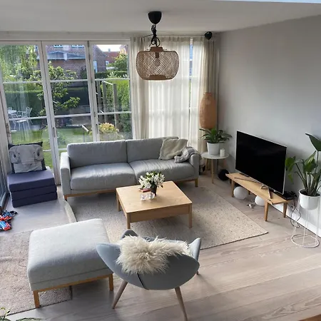 דירה Family-friendly House With Garden And Parking Spot